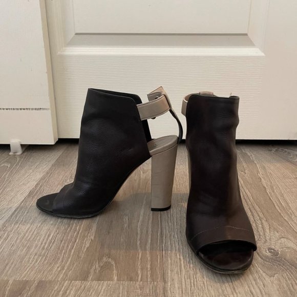 Vince Addison Peep-Toe Leather Bootie 39 - Picture 1 of 5